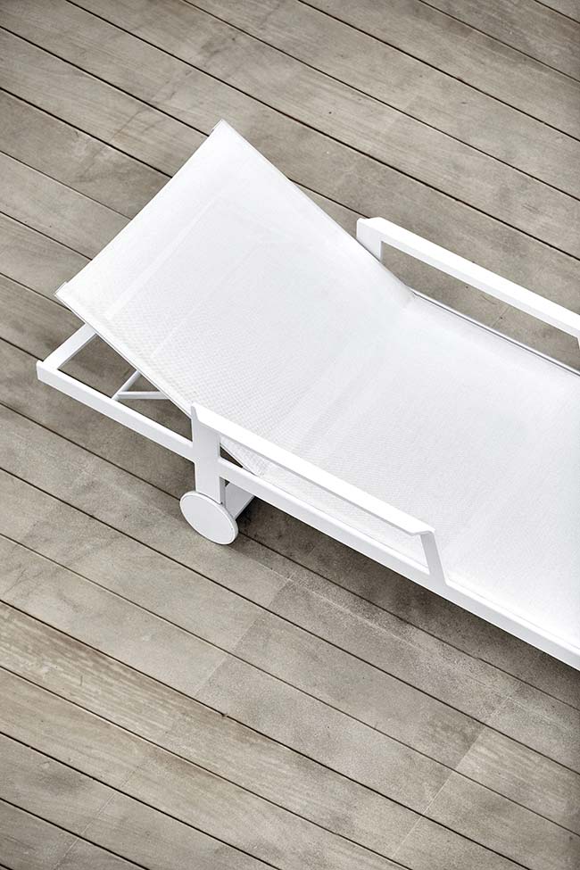 FLAT - a collection of outdoor furniture by Mario Ruiz