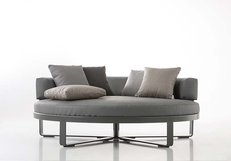 FLAT - a collection of outdoor furniture by Mario Ruiz
