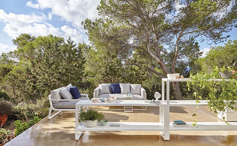 FLAT - a collection of outdoor furniture by Mario Ruiz