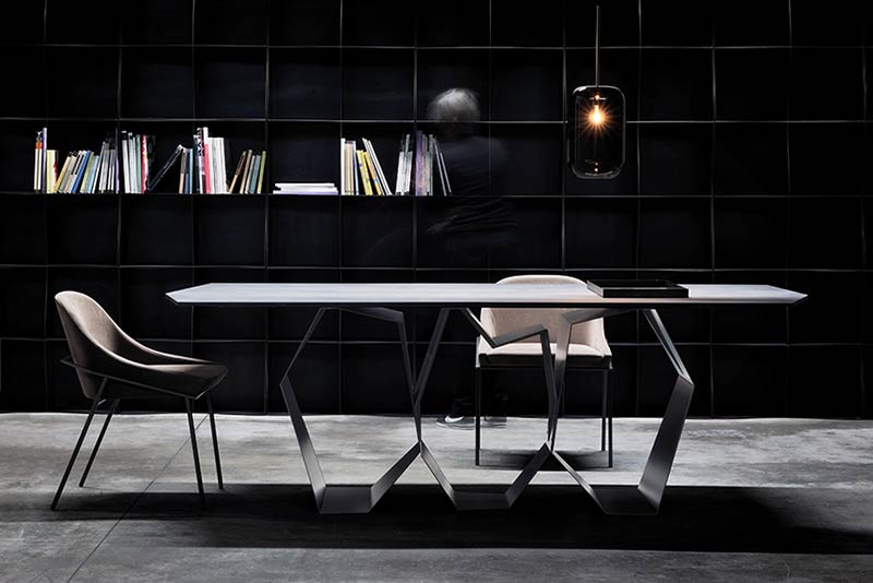 Quasimodo - A sculptural table with unprecedented dynamic styling
