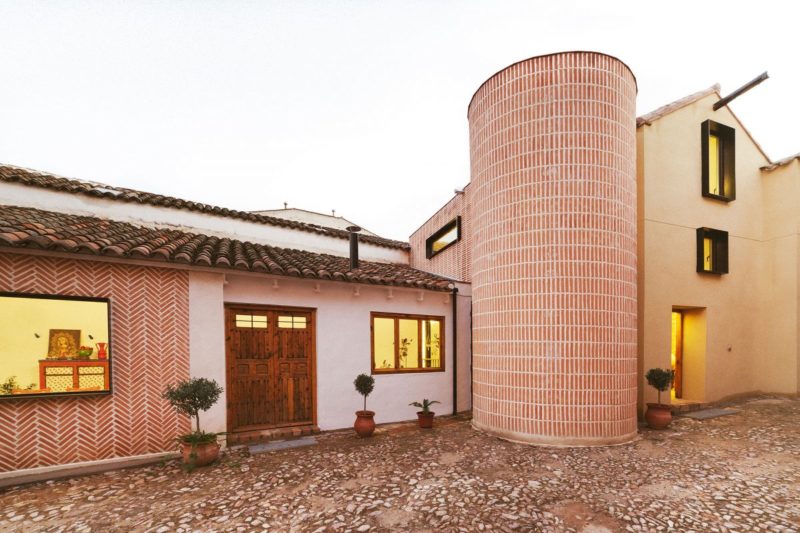 Redevelopment of a Former Toledo Hayloft by OOIIO Architecture