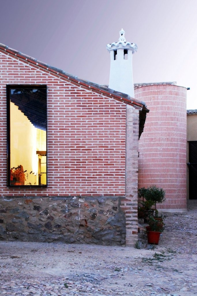 Redevelopment of a Former Toledo Hayloft by OOIIO Architecture