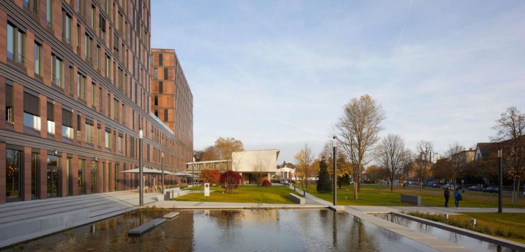 Frankfurt School of Finance & Management by Henning Larsen Architects
