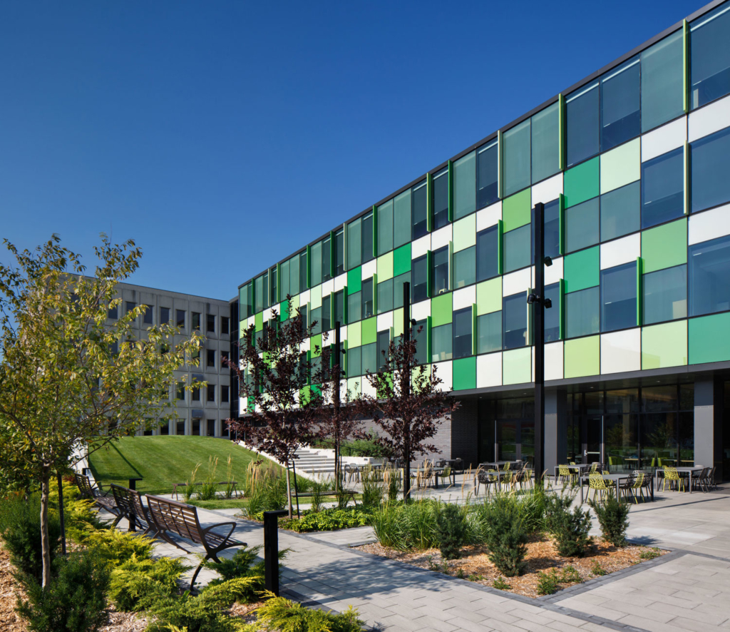Exterior View - Expansion of the Headquarters of the Confédération des syndicats nationaux (CSN)