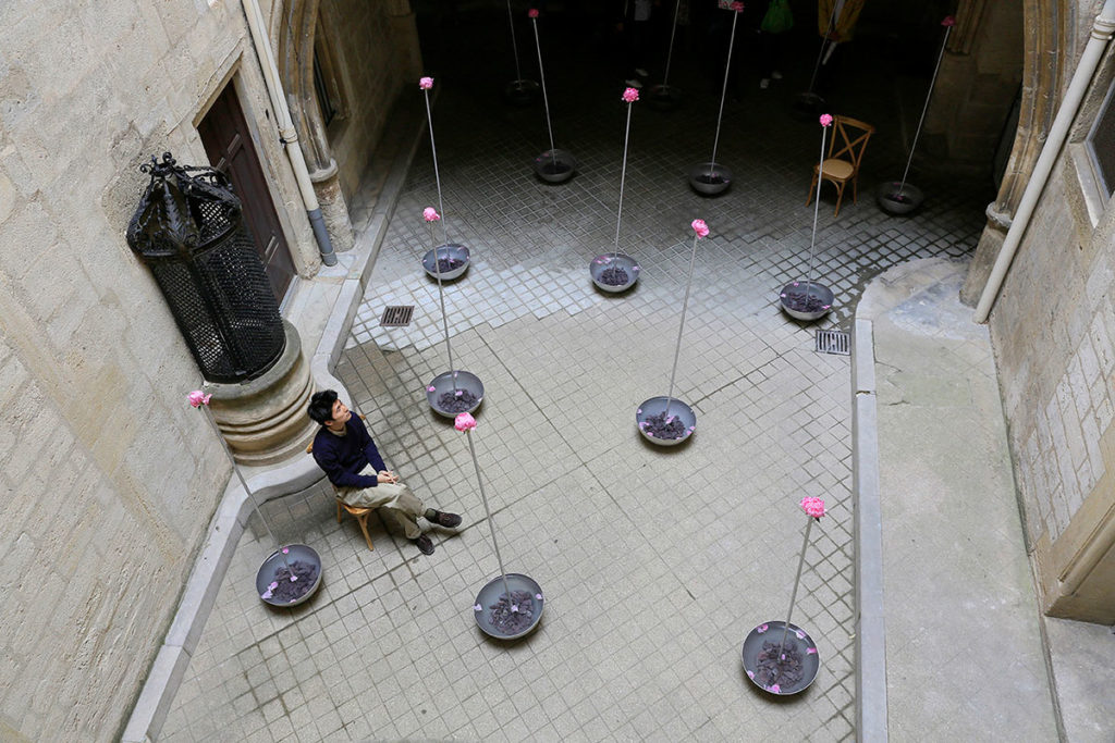 Cour d'eau et de fleurs - Kuma & Elsa - Paris, France