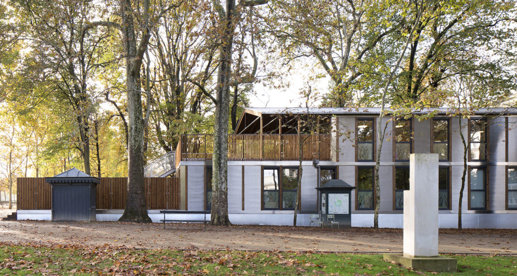 Modular and nomadic building by Djuric Tardio architectes