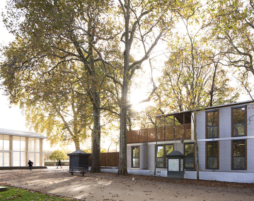 Modular and nomadic building by Djuric Tardio architectes