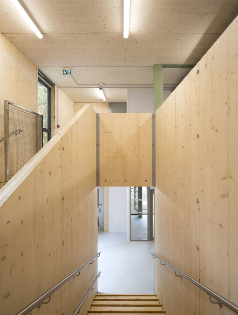 Modular and nomadic building by Djuric Tardio architectes
