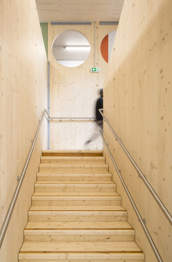 Modular and nomadic building by Djuric Tardio architectes