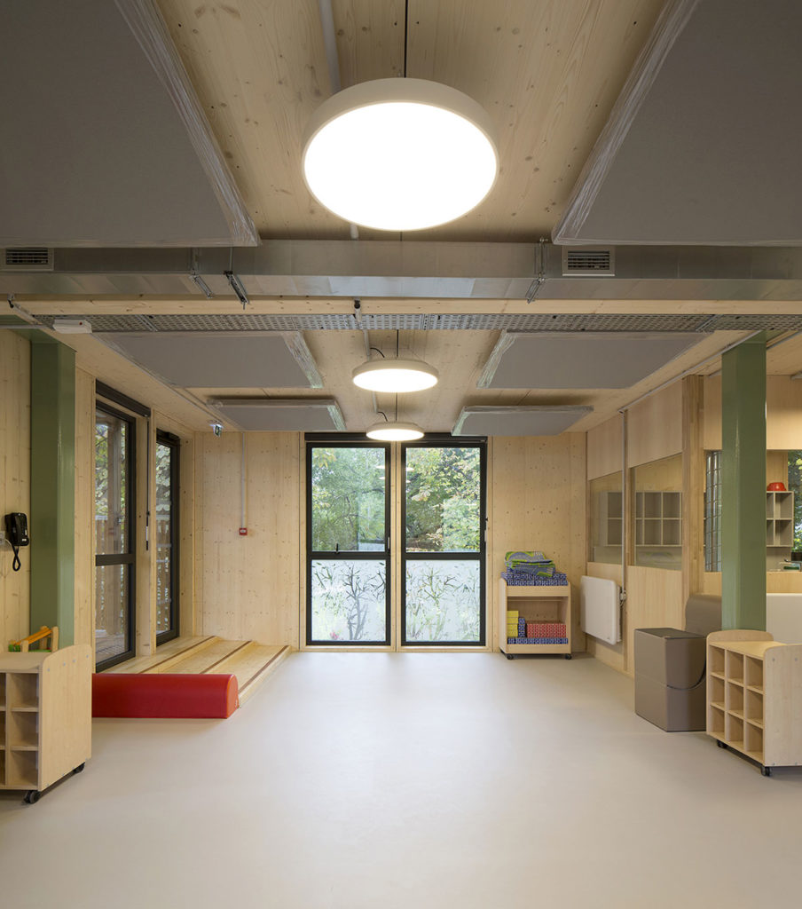 Modular and nomadic building by Djuric Tardio architectes