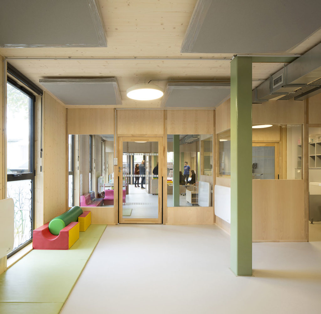 Modular and nomadic building by Djuric Tardio architectes