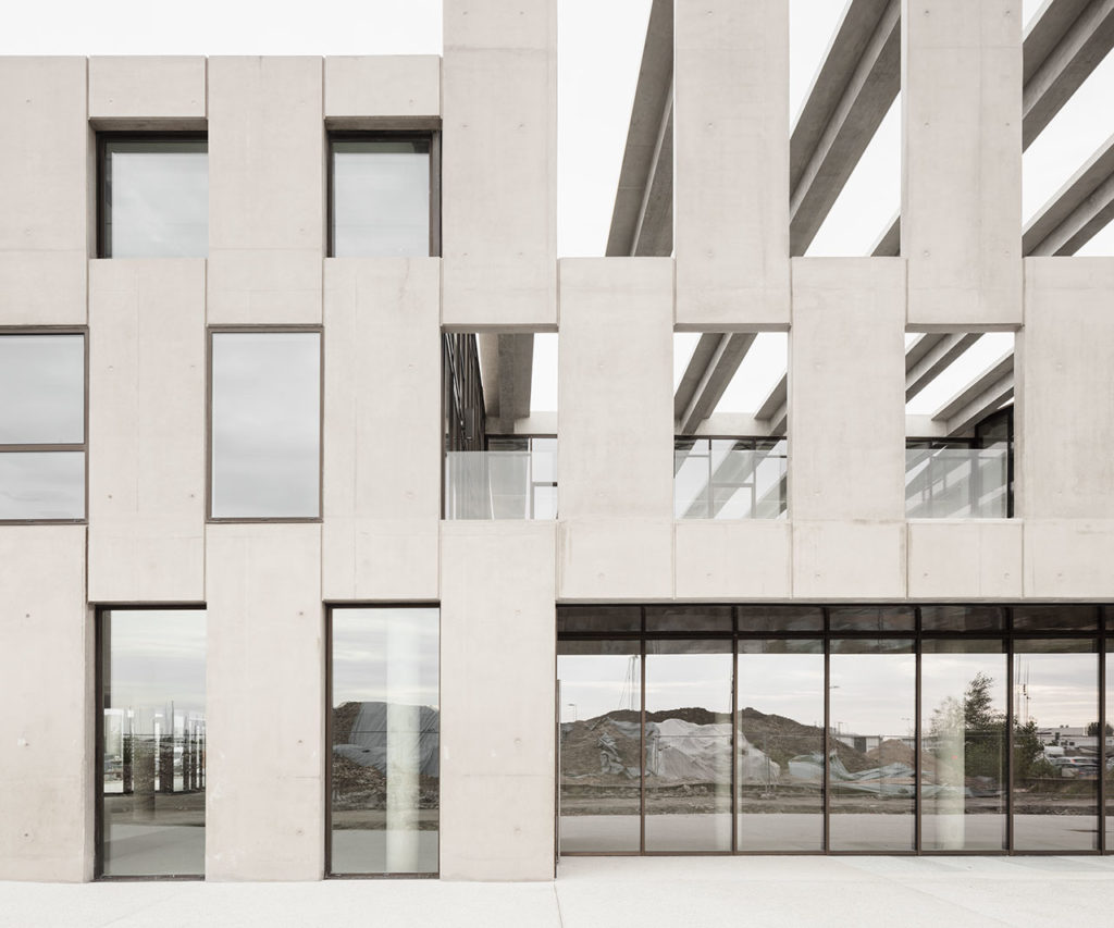 G8 wet docks : a free plan within a concrete skeleton