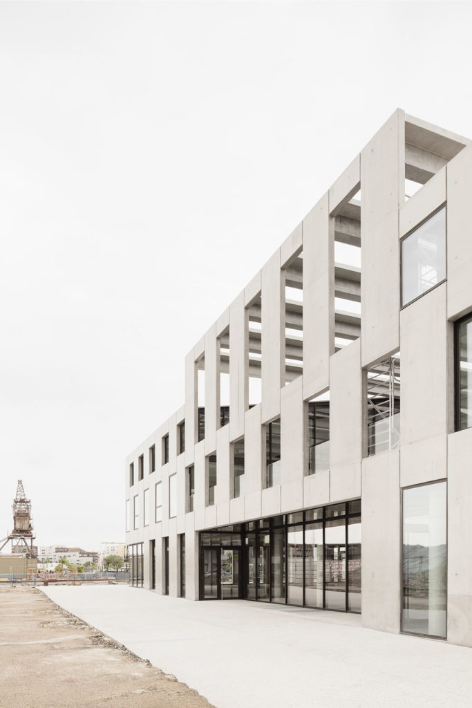 G8 wet docks : a free plan within a concrete skeleton