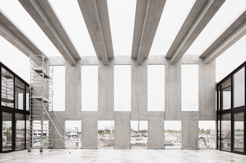 G8 wet docks : a free plan within a concrete skeleton