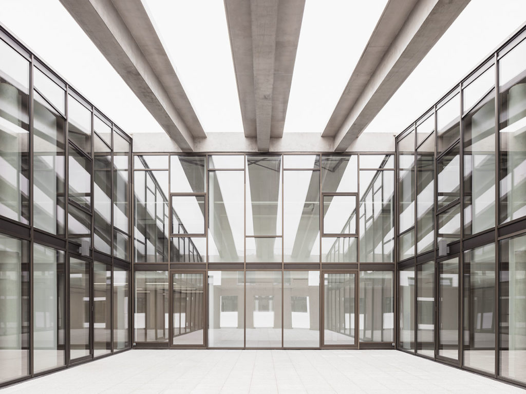 G8 wet docks : a free plan within a concrete skeleton