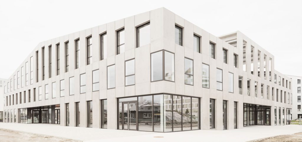 G8 wet docks : a free plan within a concrete skeleton