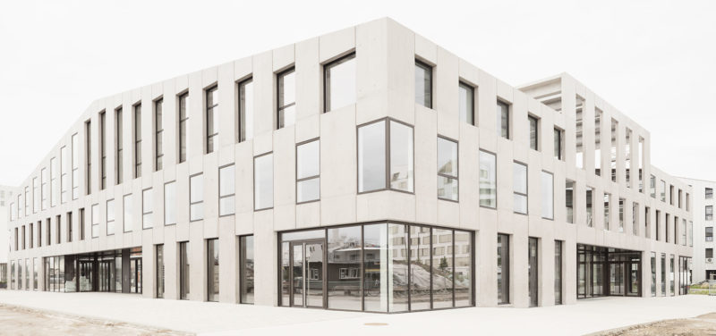 G8 wet docks : a free plan within a concrete skeleton