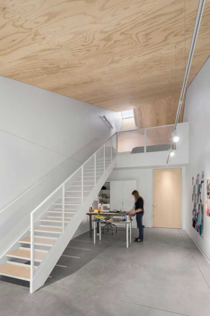 Centre Est-Nord-Est, artist residence by Bourgeois / Lechasseur architectes