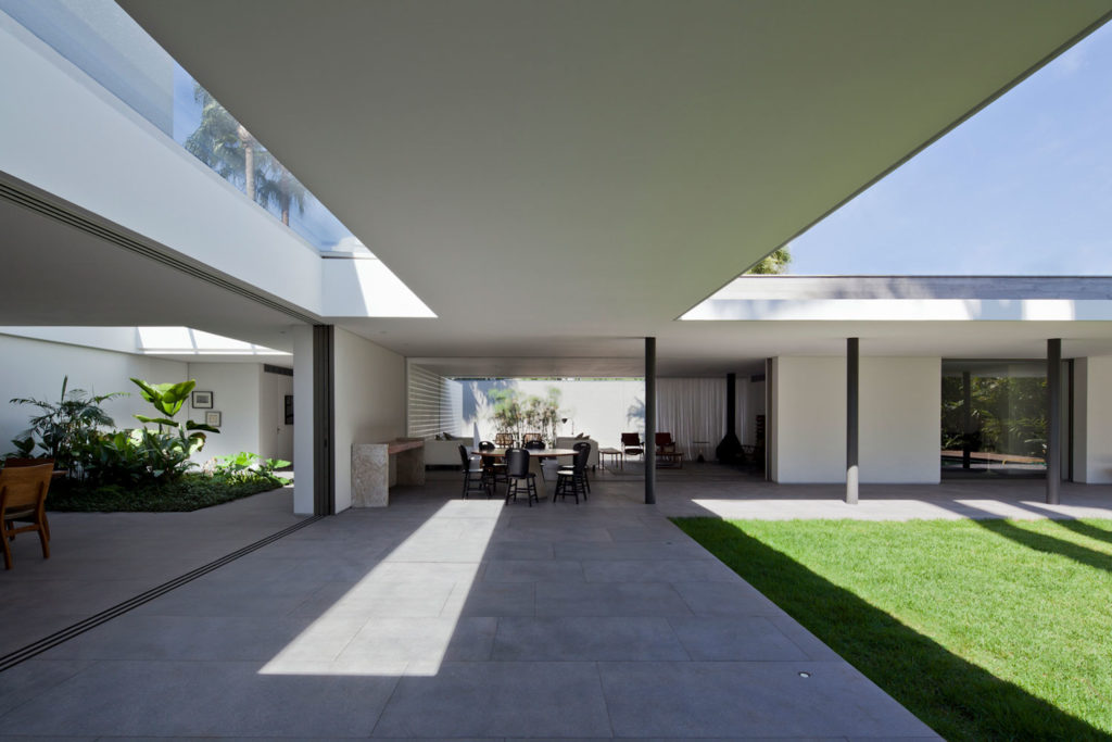 Alto de Pinheiros House by AMZ Arquitetos