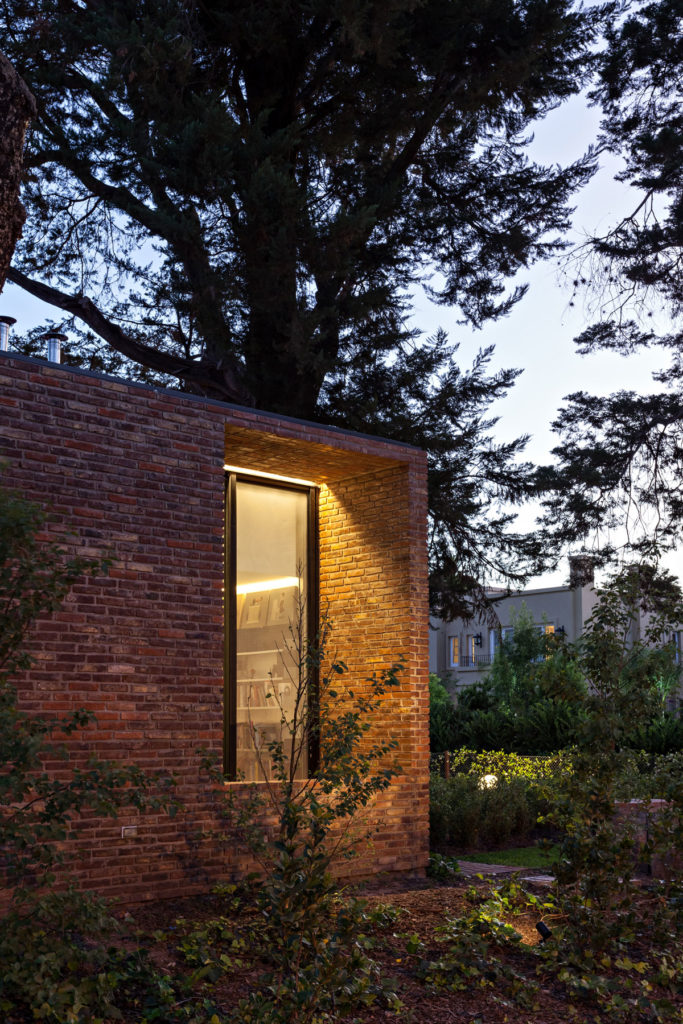 Gallery House by Alric Galindez Arquitectos