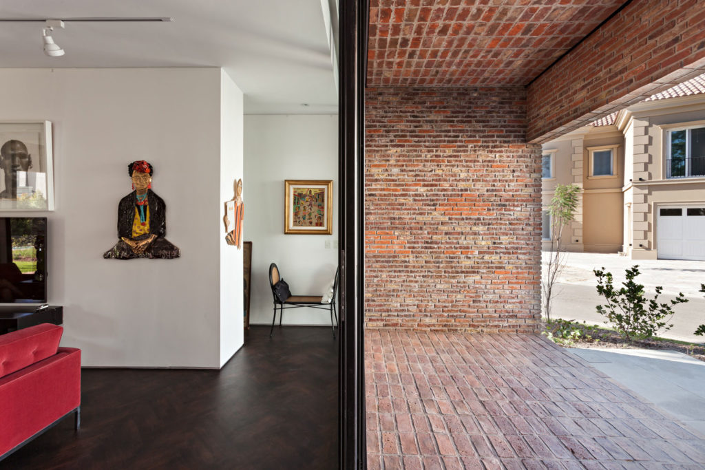 Gallery House by Alric Galindez Arquitectos