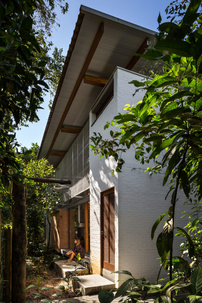 House at Prumirim Beach by Bruno Rossi Arquitetos