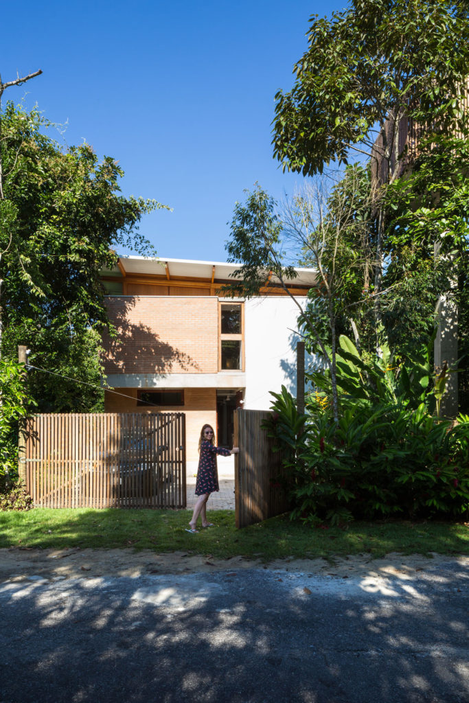 House at Prumirim Beach by Bruno Rossi Arquitetos