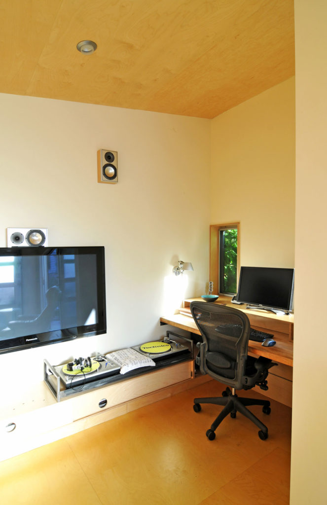 Seattle Backyard Office by Fivedot