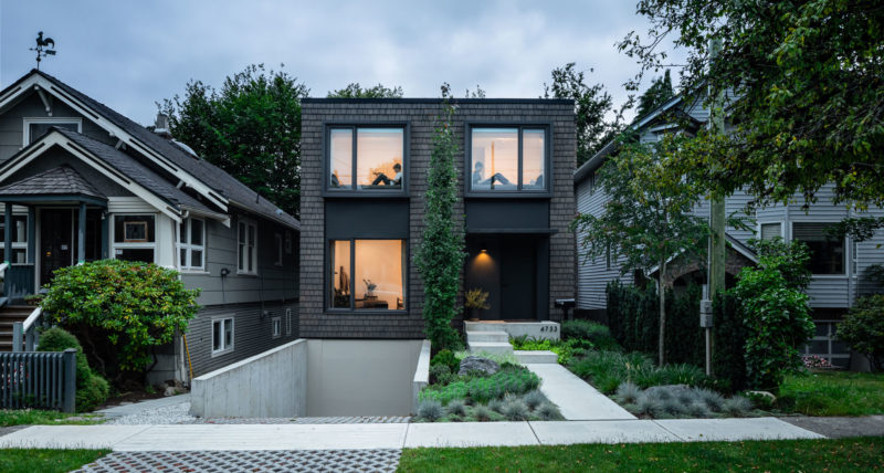 House With Two Bay Windows by D'Arcy Jones Architects