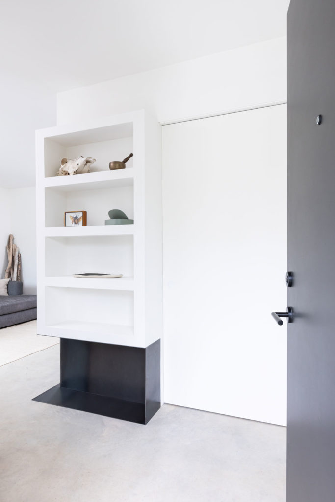 House With Two Bay Windows by D'Arcy Jones Architects