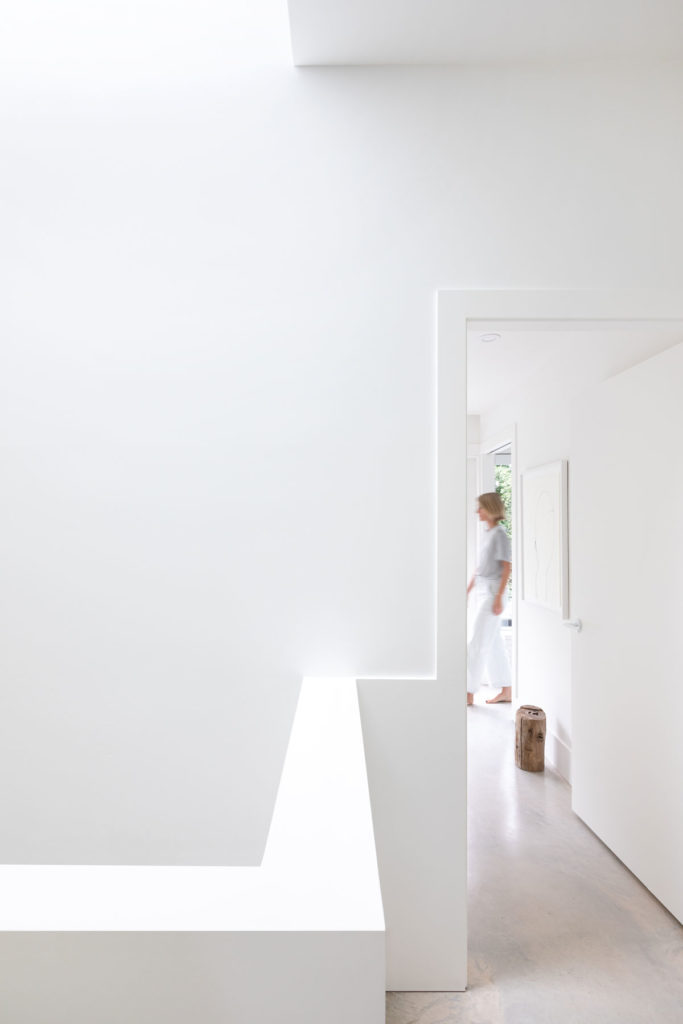 House With Two Bay Windows by D'Arcy Jones Architects