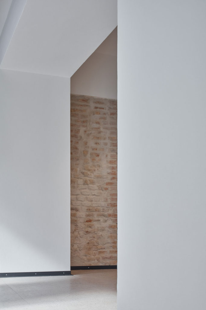 New Lecture Center VŠPJ by Qarta architektura