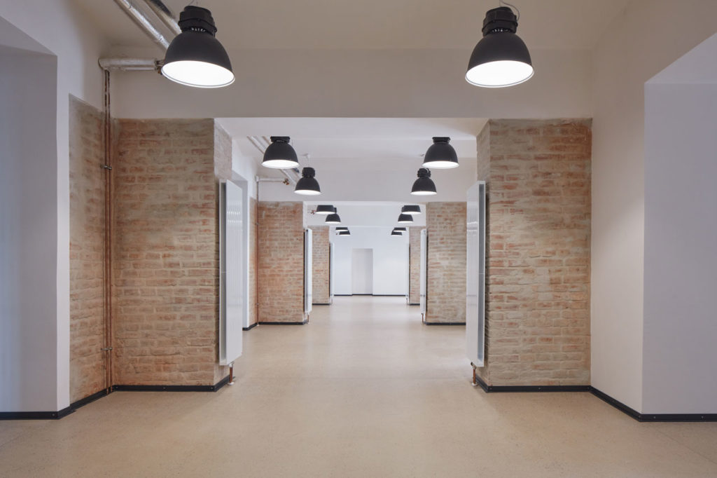 New Lecture Center VŠPJ by Qarta architektura