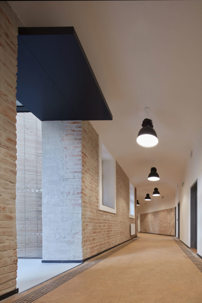 New Lecture Center VŠPJ by Qarta architektura