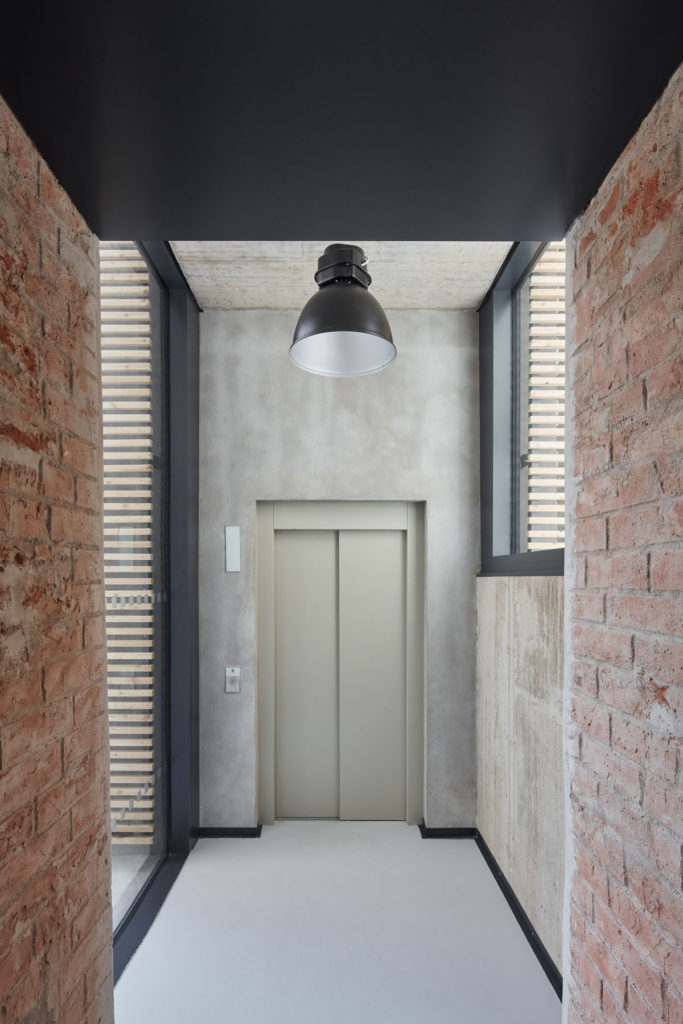 New Lecture Center VŠPJ by Qarta architektura