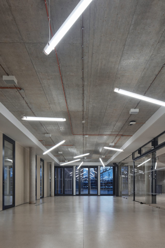 New Lecture Center VŠPJ by Qarta architektura