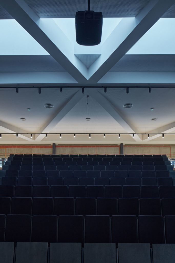 New Lecture Center VŠPJ by Qarta architektura