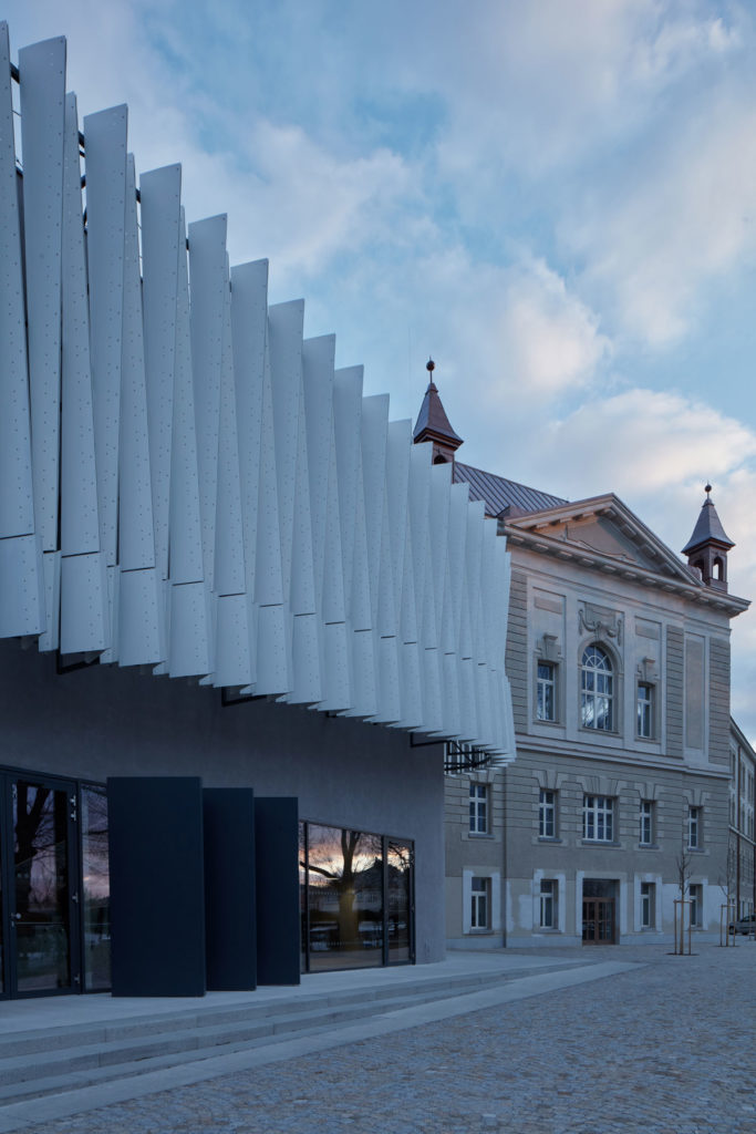 New Lecture Center VŠPJ by Qarta architektura