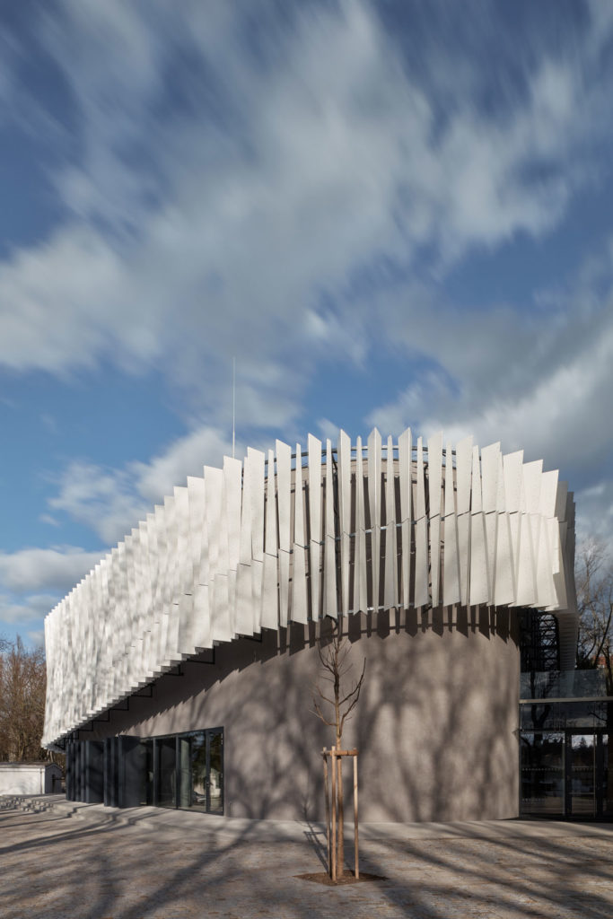 New Lecture Center VŠPJ by Qarta architektura