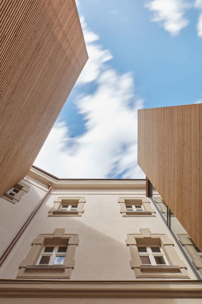 New Lecture Center VŠPJ by Qarta architektura