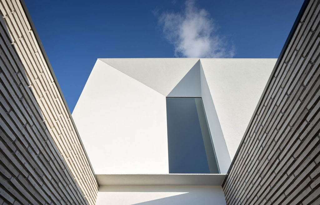 Stratum, a modernist home by Joe Adsett Architects