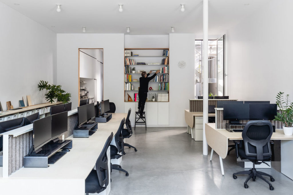 Off Plaza: L. McComber meets la Maison du Rotin