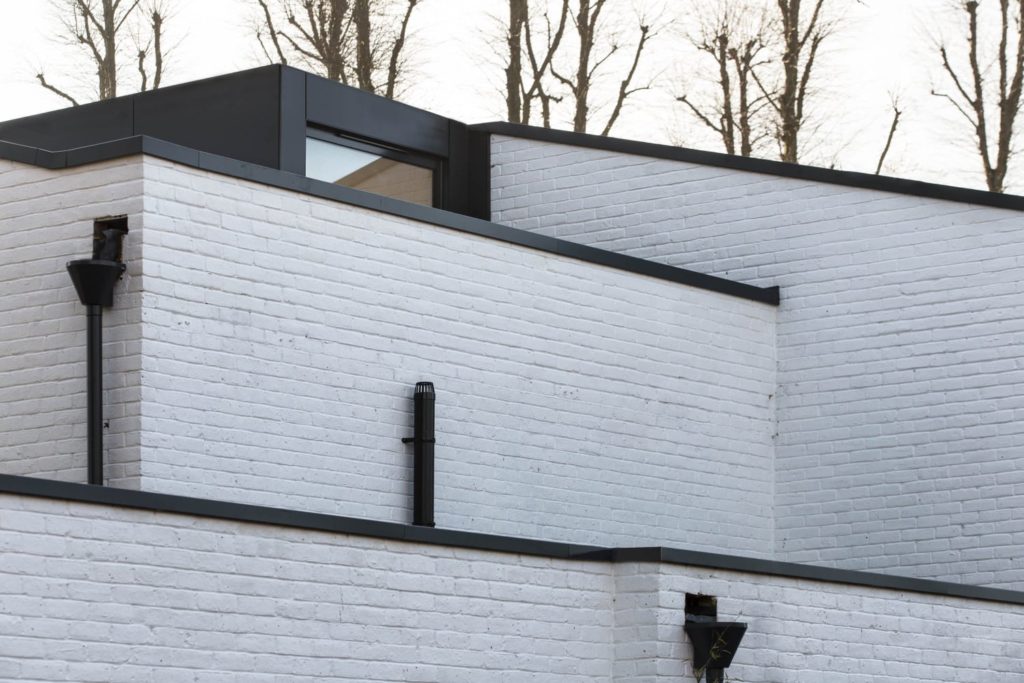 Manor House, a series of walled courtyard gardens by Alter & Company