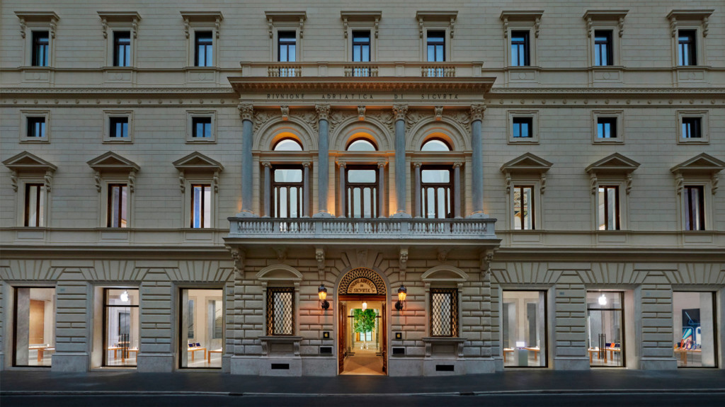 Apple Via Del Corso opens in the heart of historic Rome