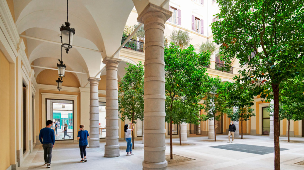 Apple Via Del Corso opens in the heart of historic Rome