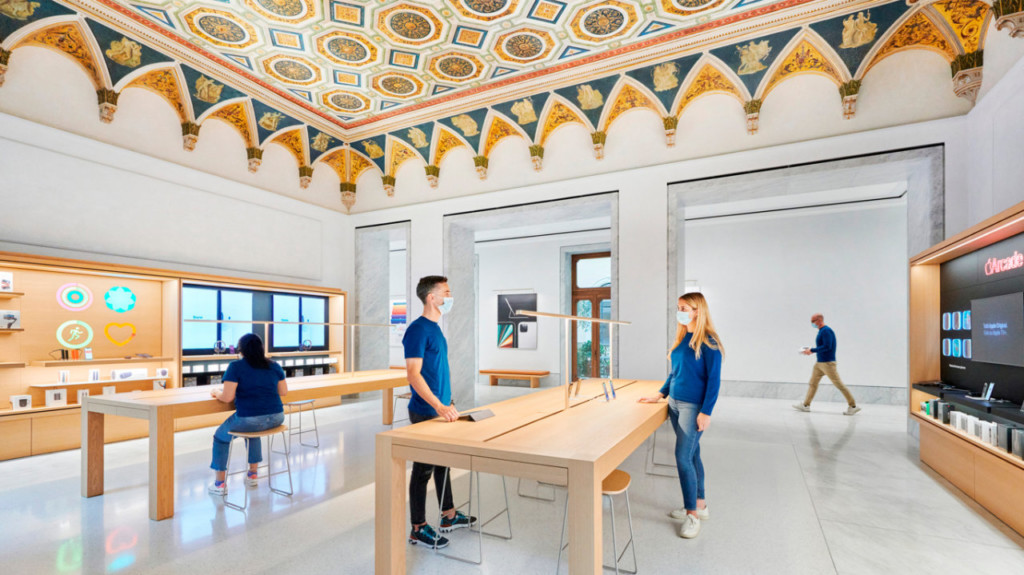Apple Via Del Corso opens in the heart of historic Rome