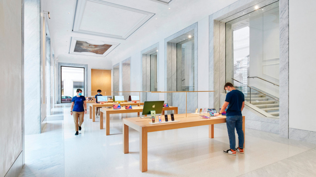Apple Via Del Corso opens in the heart of historic Rome