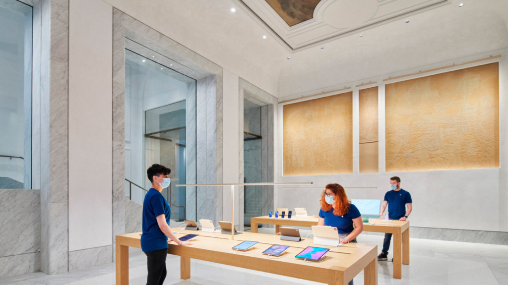 Apple Via Del Corso opens in the heart of historic Rome