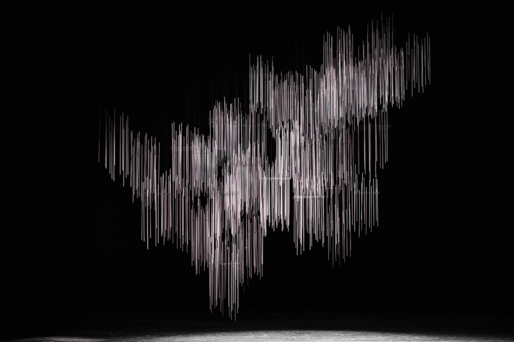  The appearance of the light to reveal the existence of the air that fills the space - Fragrance