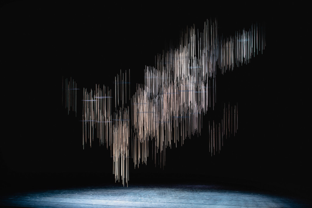 The sparseness of the lines creates a gradation with shades of gray - Fragrance